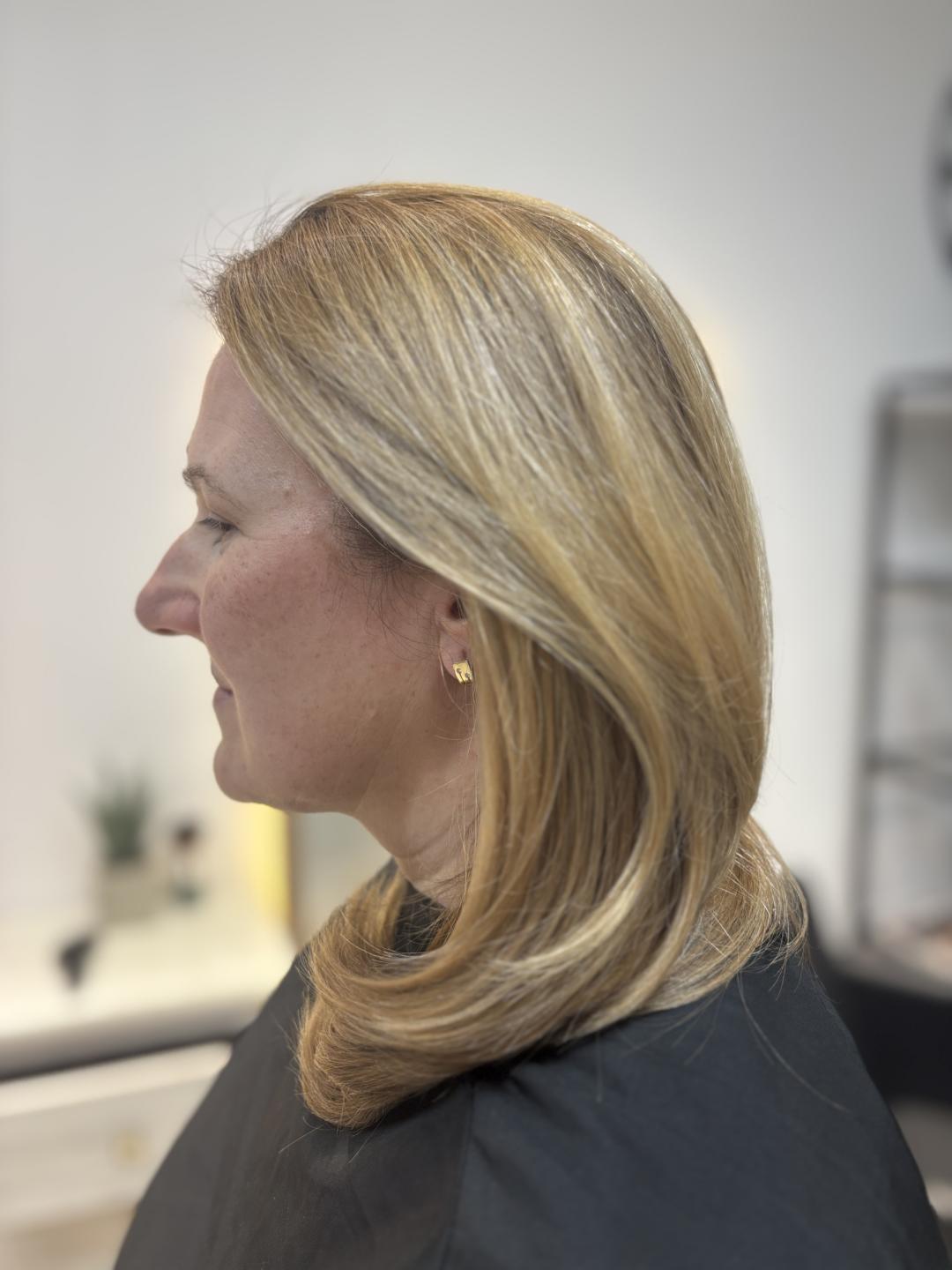 Farbanje izrastka - do 1 cm dužine - Atelier Kat, Beograd Farbanje kose Frizerski saloni Farbanje kose, Beograd, Mirijevo