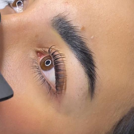 Gold Club #beograd Obrve Brow lift Brow lift je tretman koji podiže, oblikuje i fiksira obrve, daju