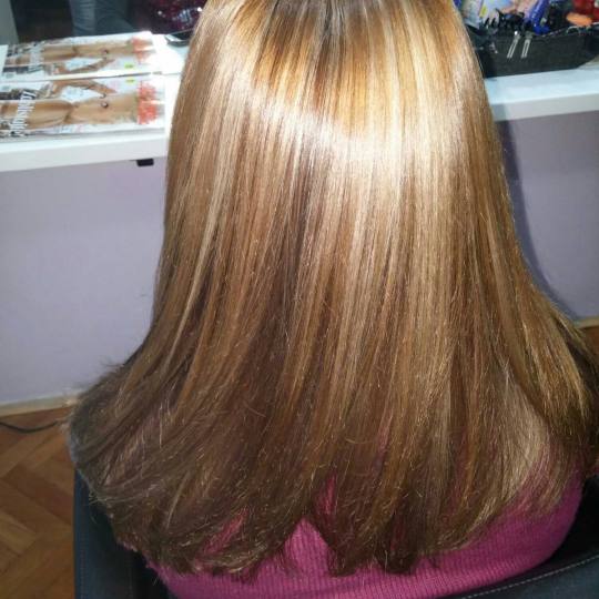 Hair play #beograd Farbanje kose kolorizacija korena sa pramenovima u 2 boje Senčenje srednje kose 