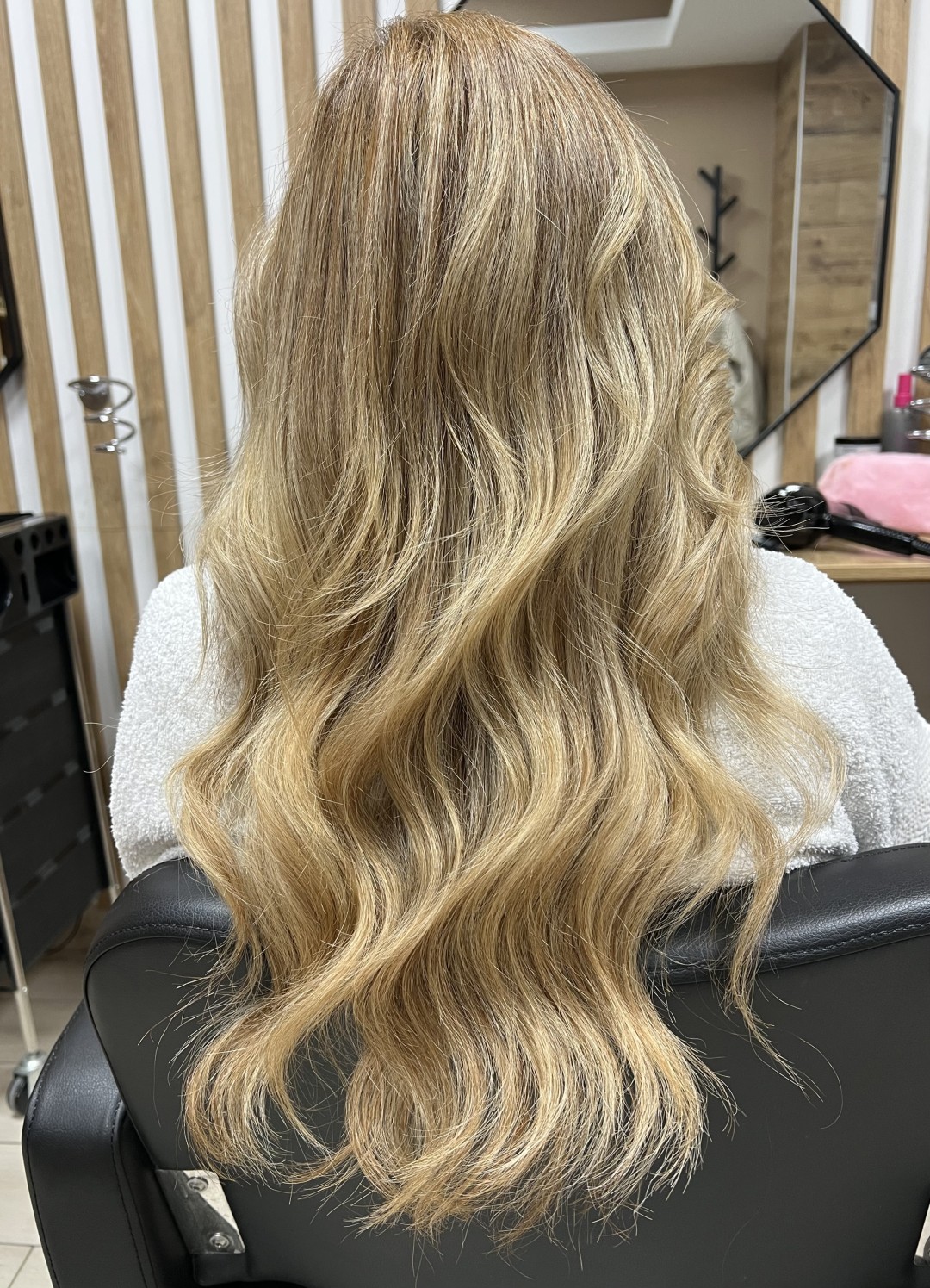 Feniranje na ravno / lokne - ekstra duga kosa - Jelena Marinković, Beograd Feniranje i stilizovanje Frizerski saloni Feniranje i stilizovanje, Beograd, Zemun Gornji grad, Zemun polje, Altina, Galenika, Batajnica