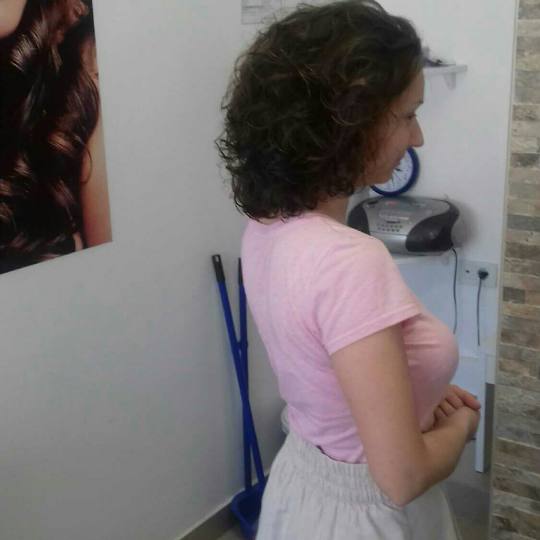 Studio lepote M #nis Žensko šišanje prirodne loknice Žensko šišanje + feniranje - kratka kosa 
