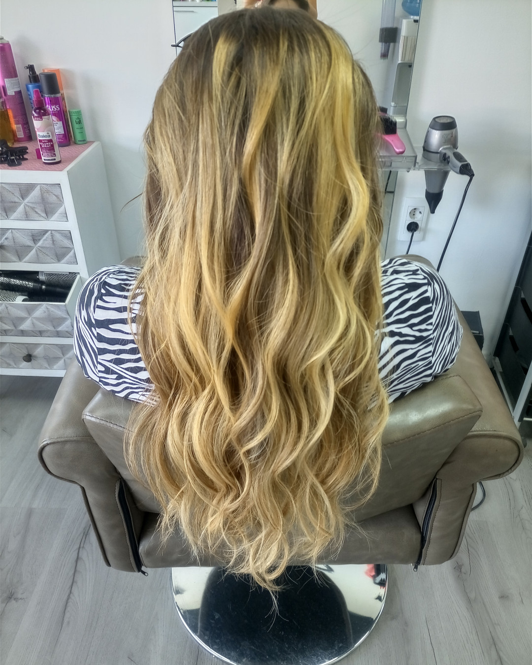 Balayage - duga kosa - Sv. Mina, Beograd Ombre, sombre, balayage Frizerski saloni Ombre, sombre, balayage, Beograd, Bežanijska kosa, Bežanija, Ledine, Surčin