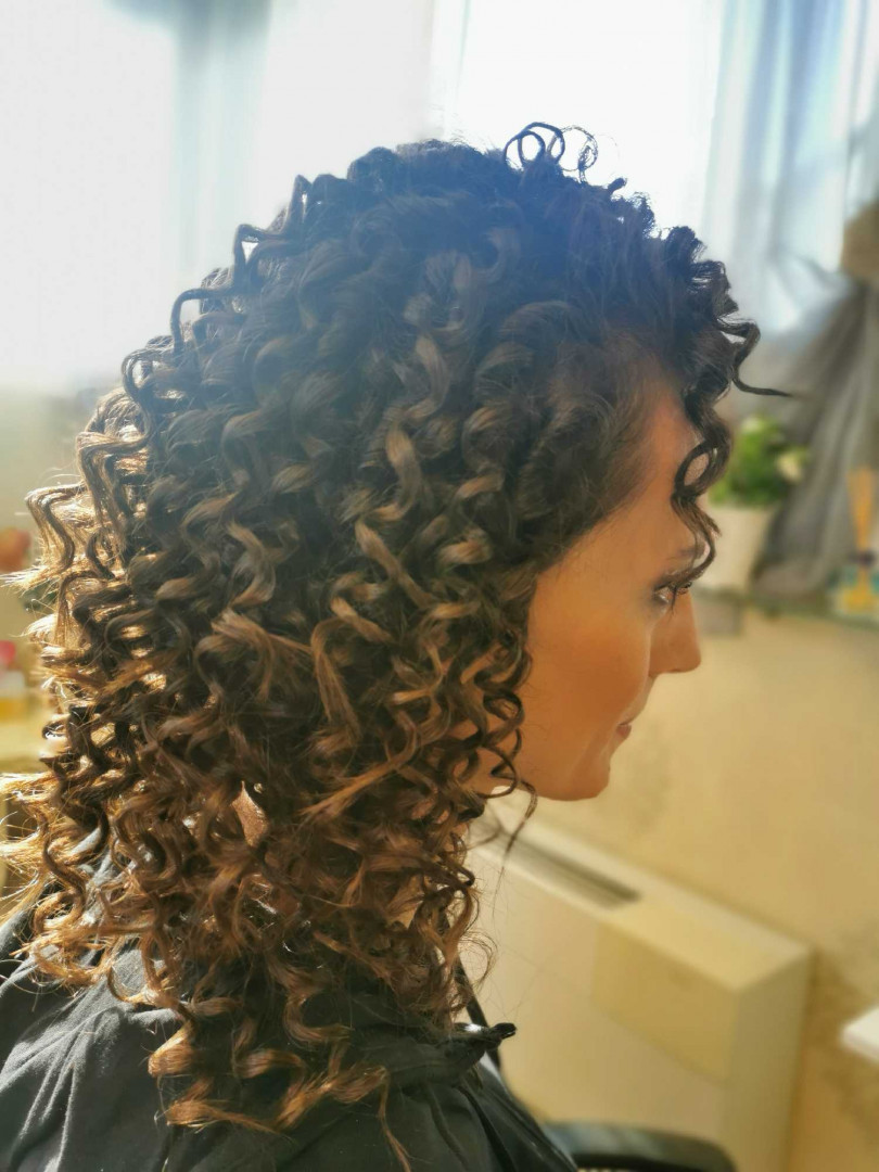 Bibi beauty centar #beograd Uvijanje, lokne i talasi Afro lokne - kosa srednje dužine
