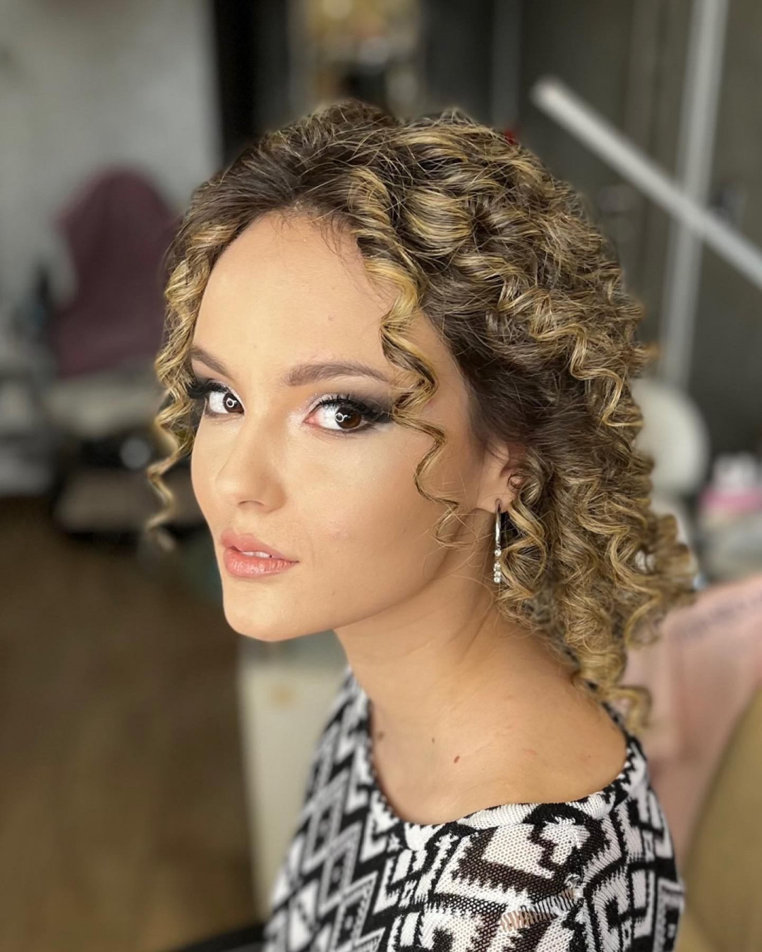 Bibi beauty centar #beograd Make-up / šminkanje Profesionalno šminkanje + veštačke trepavice + svečana frizura