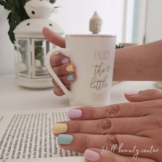 Hill Beauty Centar #beograd Ojačavanje noktiju Korekcija gela M dužina - boja
