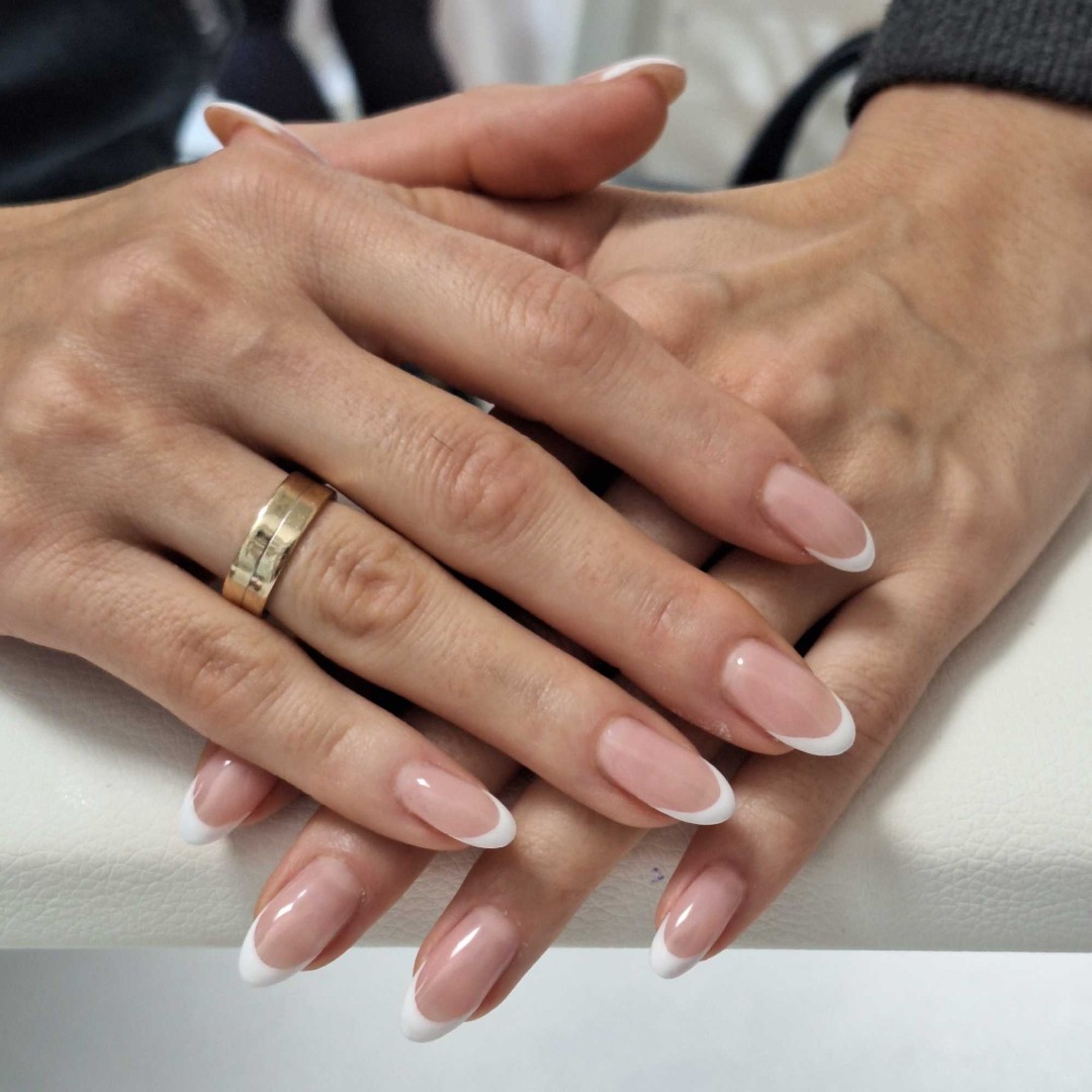 Monstera beauty salon #beograd Izlivanje noktiju Izlivanje noktiju gelom + french