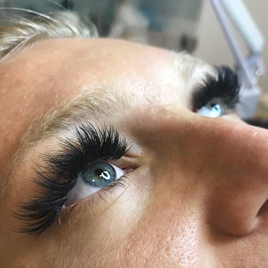 Estetic star by Maya #beograd Nadogradnja trepavica 4D Nadogradnja svilenih trepavica - metoda 4D