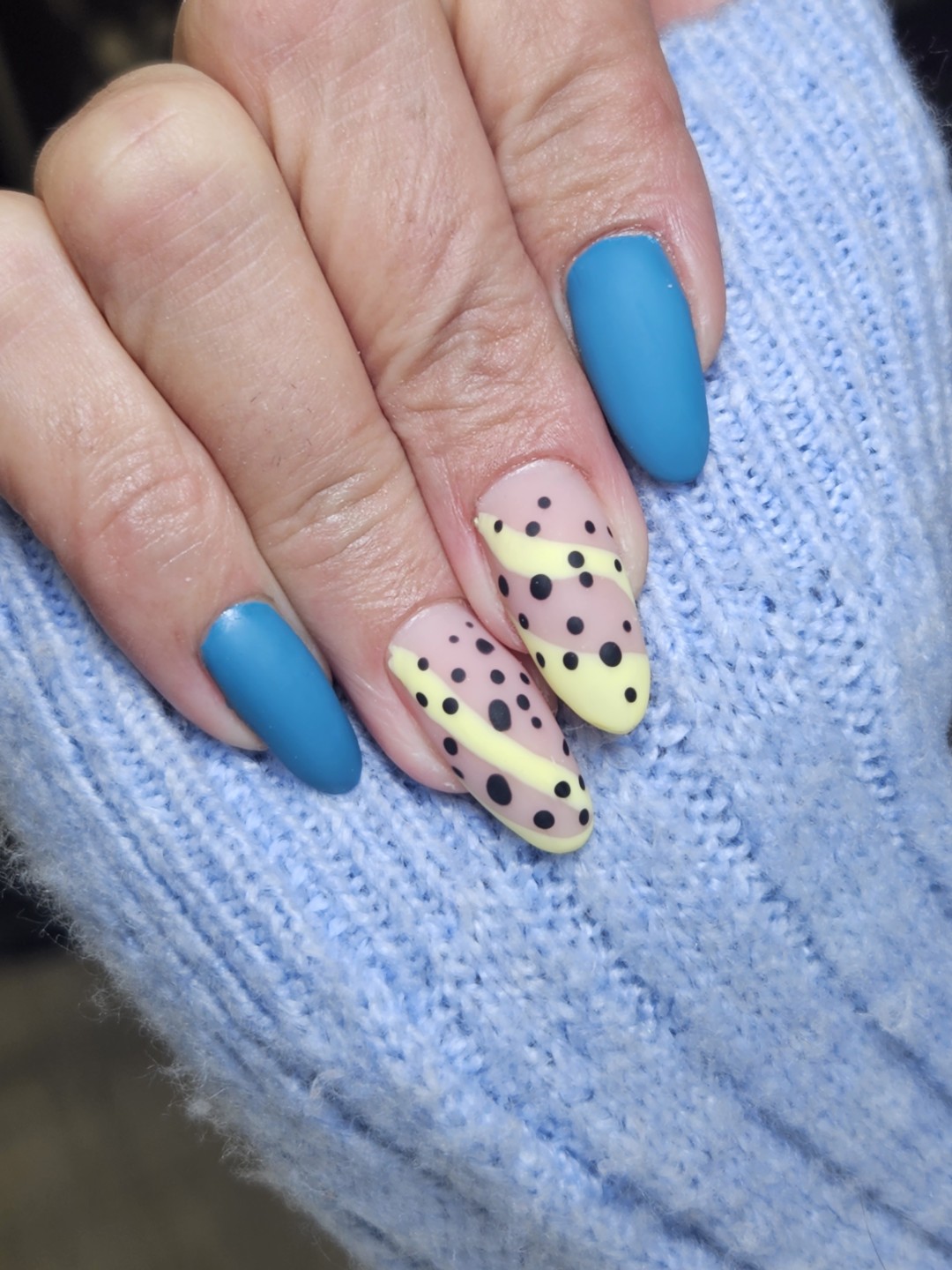 Beauty salon XL Lady #beograd Izlivanje noktiju Korekcija noktiju gelom + boja - L i XL dužine