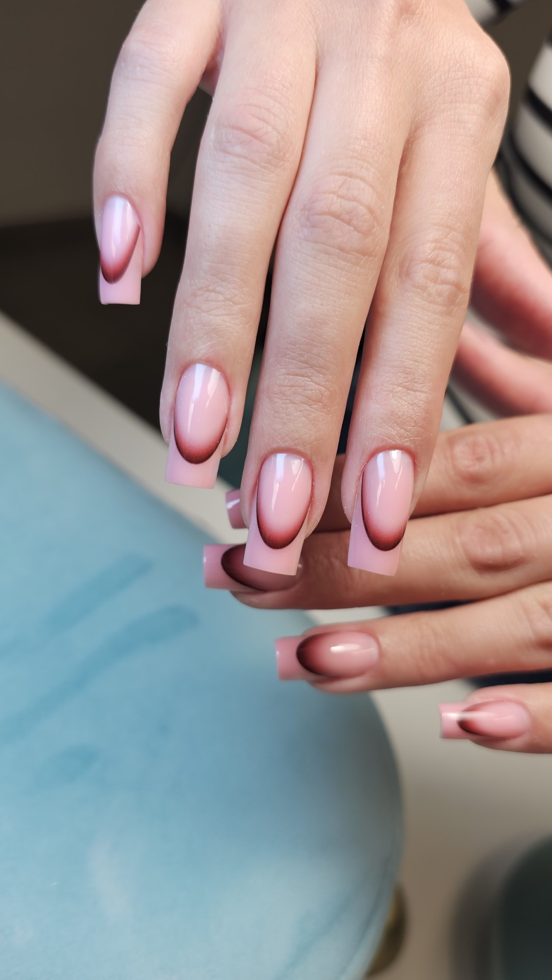 Elegance Touch #beograd Manikir Korekcija/Izlivanje noktiju gelom - M dužina noktiju + frenč/boja/ombre