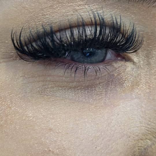 Bling Bling Nails and Lashes #beograd Nadogradnja trepavica Nadogradnja trepavica - ruski volumen