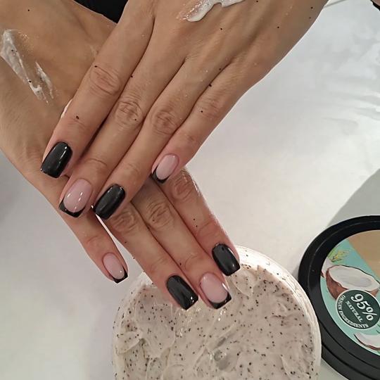 Voyage beauty #beograd Ojačavanje noktiju Rubber baza Nega ruku je vrlo bitna! Sve naše dame uz pr