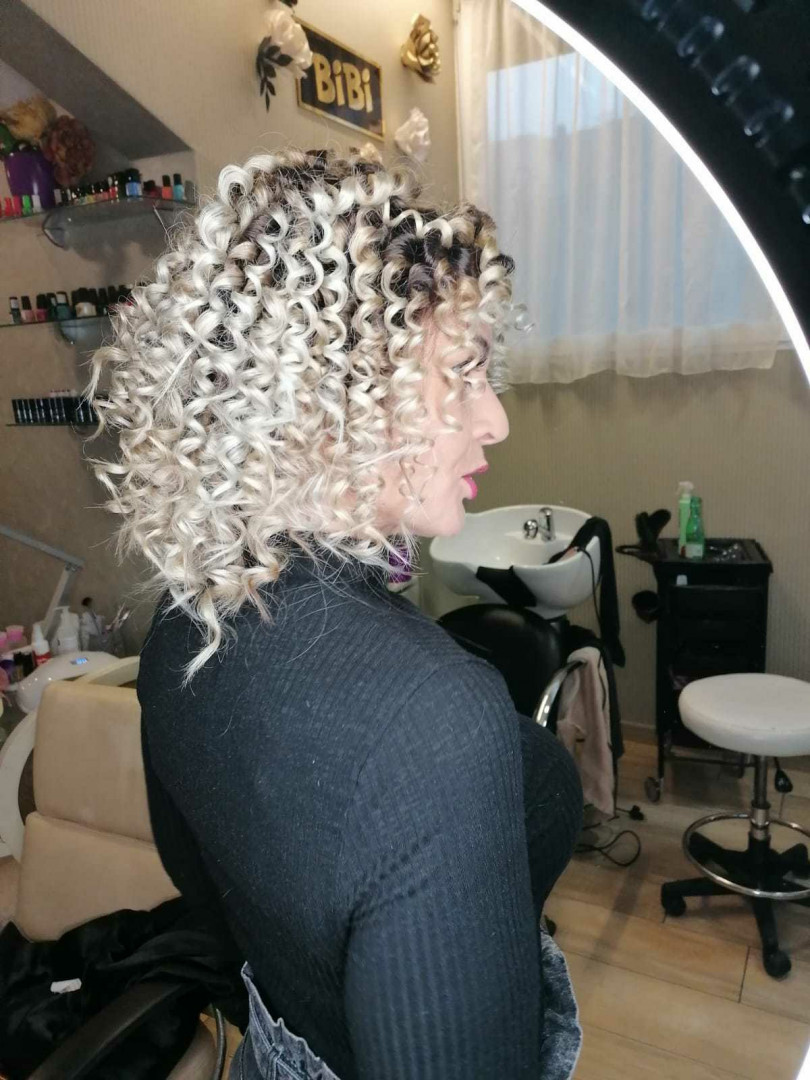 Bibi beauty centar #beograd Uvijanje, lokne i talasi Afro lokne - kosa srednje dužine