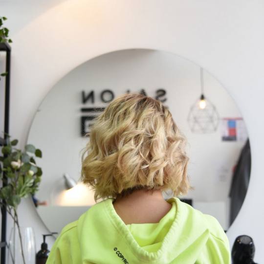 SALON 26 - Dorćol #beograd Feniranje i stilizovanje Feniranje talasi Feniranje na lokne - kosa sred