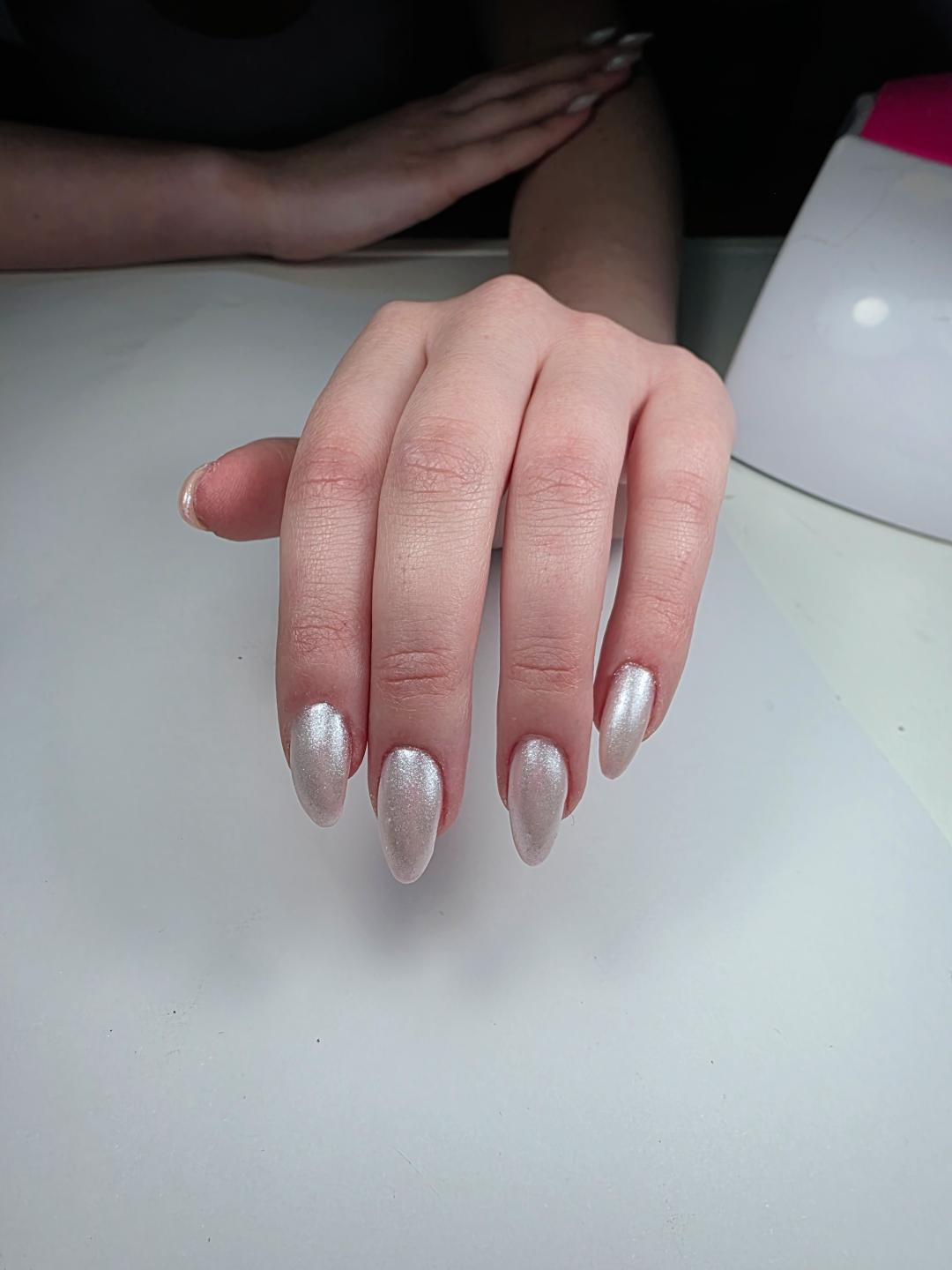 Korekcija izlivanja noktiju gelom - L dužina - Mademoiselle Natalie studio, Beograd Izlivanje noktiju Nokti Izlivanje noktiju, Beograd, Novi Beograd Arena