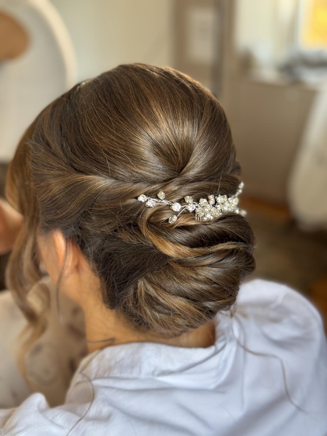 Pravljenje punđe - Studio Kristina Jovanović, Beograd Pletenice, kike, punđe Frizerski saloni Pletenice, kike, punđe, Beograd, Zvezdara