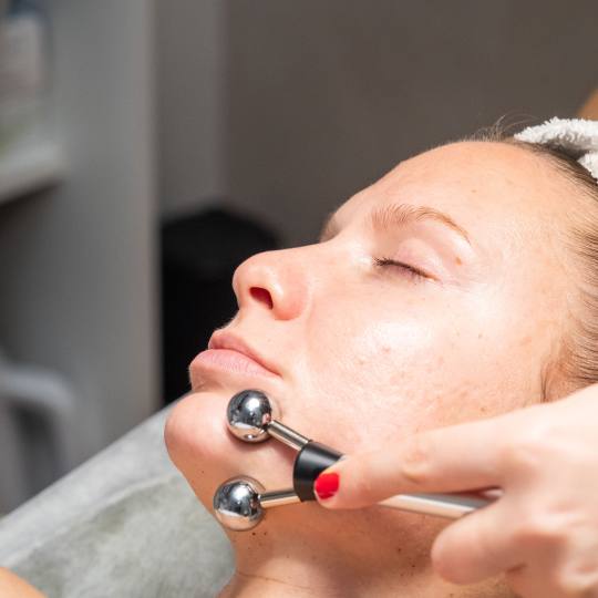 Iva Beauty Lab 2 #beograd Tretman lica Miolift lica - paket od 3 tretmana Miolift aparat koristi str