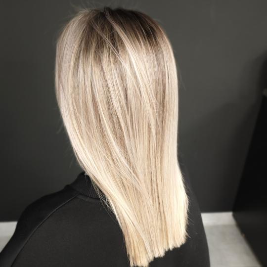 Kotenkova Studio & Education #beograd Pramenovi Blond tehnike cele dužine - kosa srednje dužine