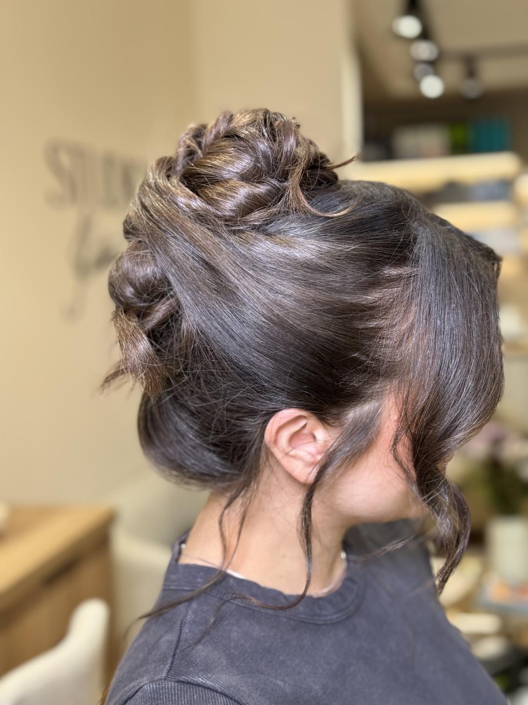 Pravljenje punđe - Studio Kristina Jovanović, Beograd Pletenice, kike, punđe Frizerski saloni Pletenice, kike, punđe, Beograd, Zvezdara