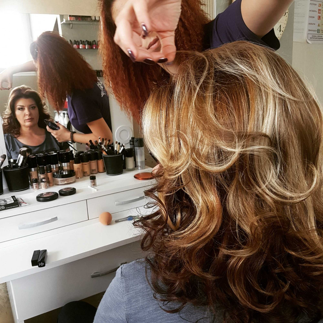 Bibi beauty centar #beograd Pramenovi Pramenovi na foliju u 1 / 2 boje / blanšem + preliv - kosa srednje dužine