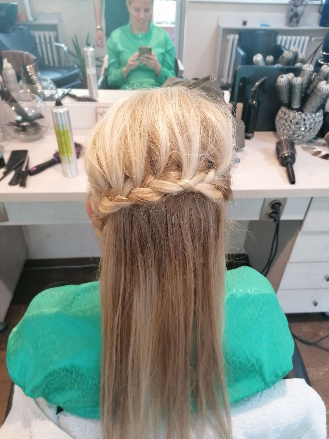 Salon Lepote Kaja #beograd Svečane i frizure za svadbu Svečana frizura - kosa srednje dužine