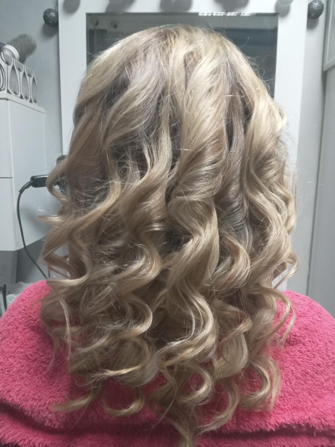 Mokre lokne - duga kosa - Astradas 2, Beograd Uvijanje, lokne i talasi Frizerski saloni Uvijanje, lokne i talasi, Beograd, Novi Beograd blokovi, Belville, Savski kej