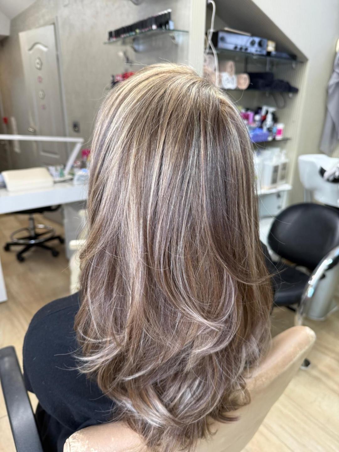 Bibi beauty centar #beograd Pramenovi Pramenovi na foliju u 1 / 2 boje / blanšem + preliv - kosa srednje dužine