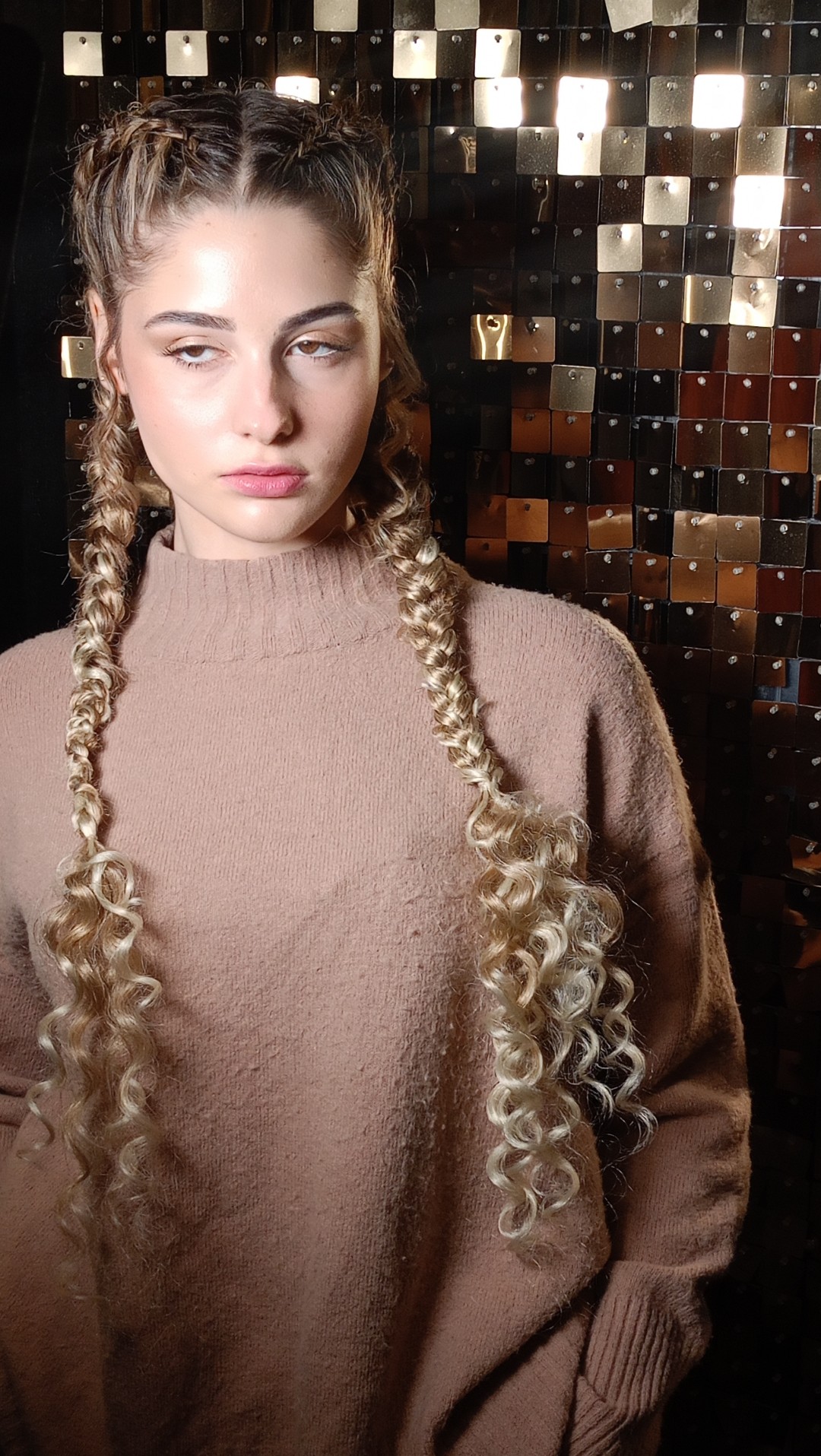 Pletenica umetak u boji - komad - Candir, Novi Sad Pletenice, kike, punđe Frizerski saloni Pletenice, kike, punđe, Novi Sad, Sajmište, Detelinara, Banatić