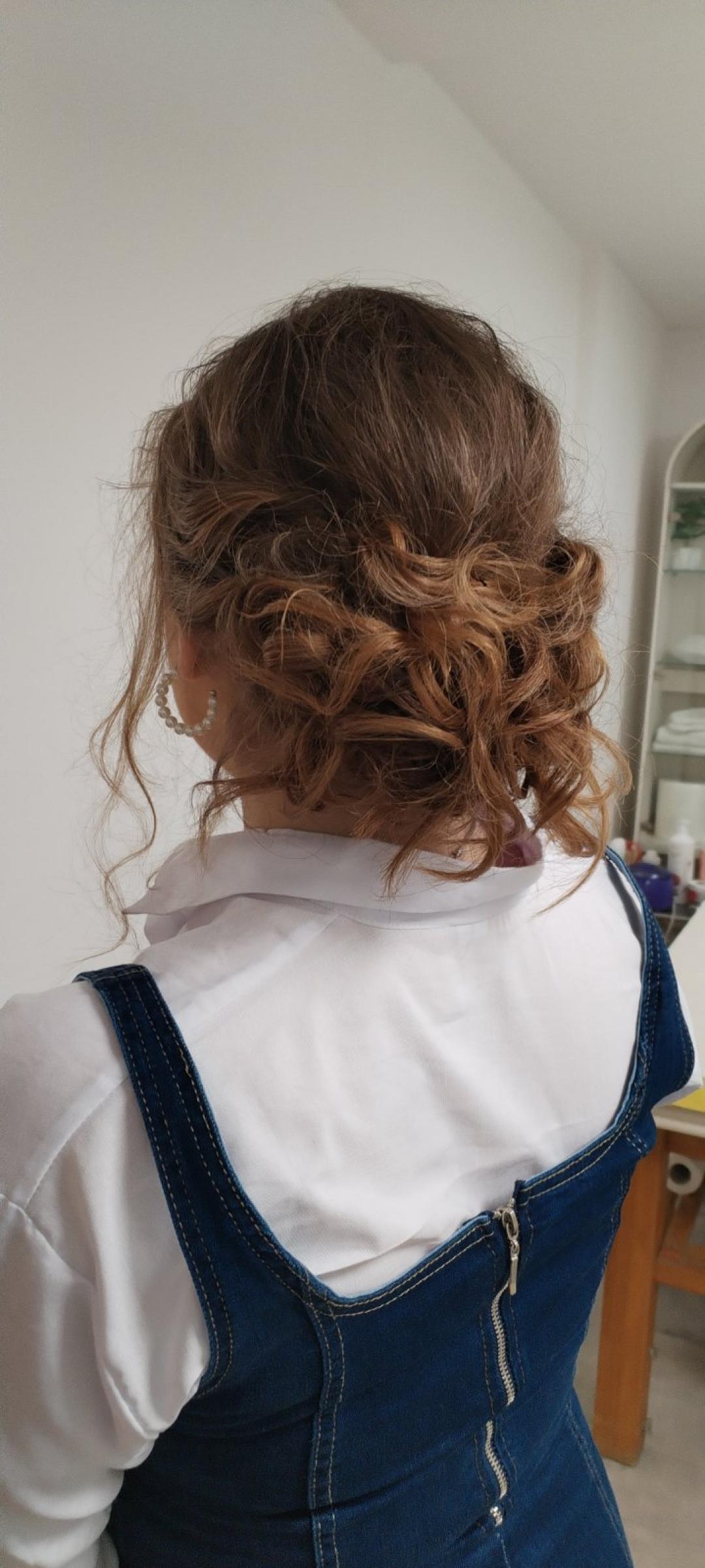 Svečana frizura - jednostavna - Dve mace 1, Beograd Pletenice, kike, punđe Frizerski saloni Pletenice, kike, punđe, Beograd, Novi Beograd Stari Merkator