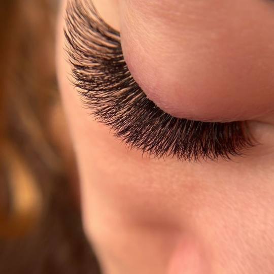 Beauty Glam House #nis Nadogradnja trepavica Nadogradnja svilenih trepavica - ruski volumen