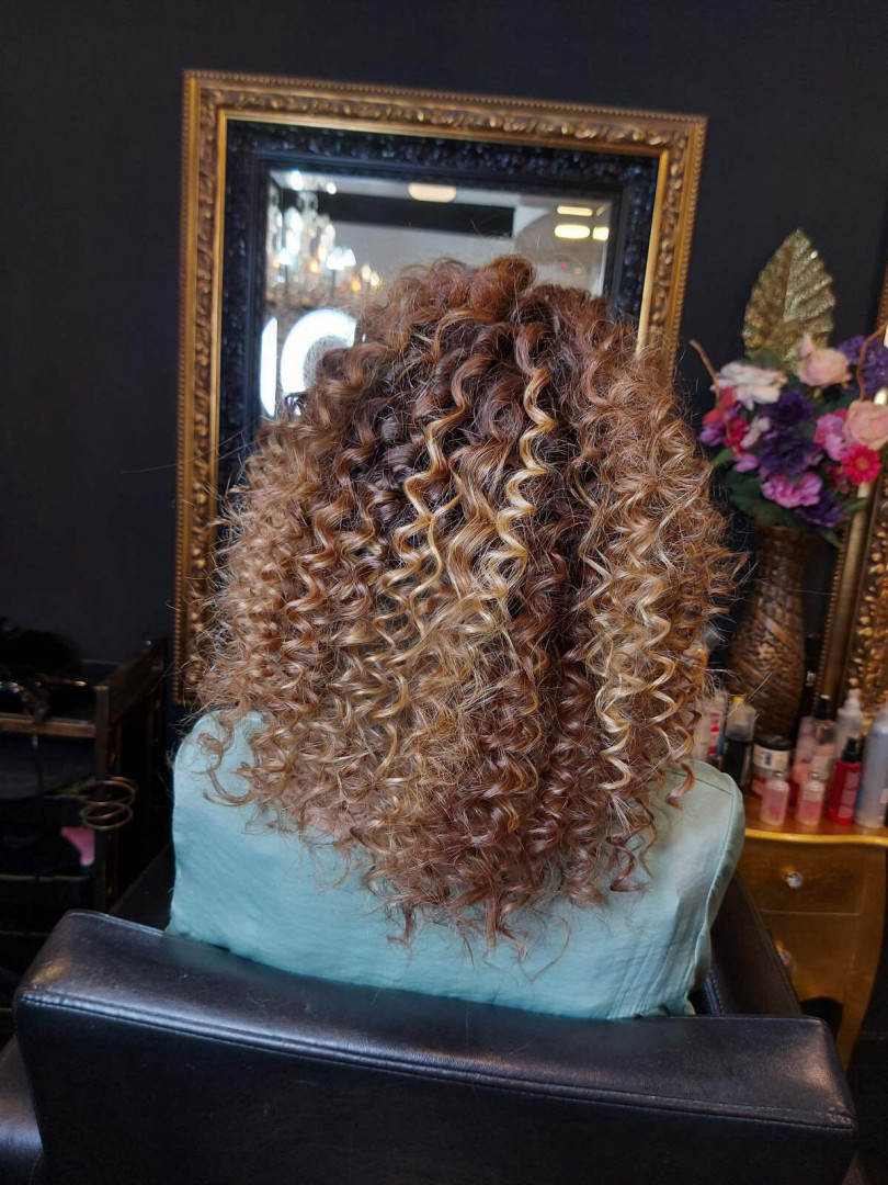 Afro lokne - kosa srednje dužine - Baroque, Beograd Uvijanje, lokne i talasi Frizerski saloni Uvijanje, lokne i talasi, Beograd, Vračar, Čubura, Crveni krst