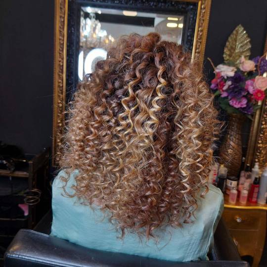 Baroque #beograd Uvijanje, lokne i talasi Afro lokne - kosa srednje dužine