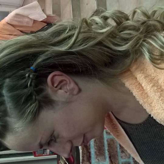 Lara i Marija #beograd Svečane i frizure za svadbu Svečana frizura lokne kupom i kikice sa strane