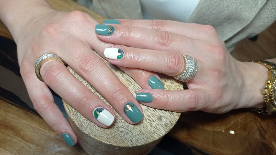 Gel lak - ruke - IQ aesthetic, Beograd Gel lak Nokti Gel lak, Beograd, Karaburma, Višnjička banja