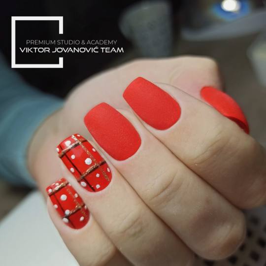 BEAUTY CENTER Viktor Jovanović #subotica Izlivanje noktiju Korekcija noktiju - S velicina