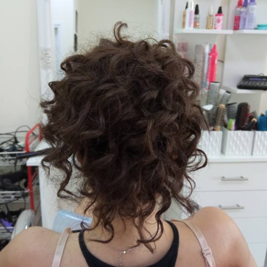 Nina #indjija Svečane i frizure za svadbu Svečana frizura - složena Afro pundja