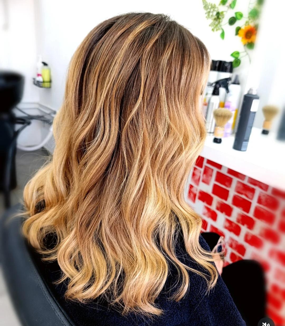 Balayage ili Farbanje izrastka + pramenovi blanšom + preliv - duga kosa - Travijata Donna, Novi Sad Farbanje kose Frizerski saloni Farbanje kose, Novi Sad, Grbavica, Liman, Adamićevo naselje