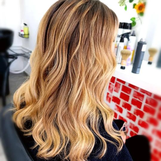Travijata Donna #novisad Farbanje kose Balayage ili Farbanje izrastka + pramenovi blanšom + preliv 