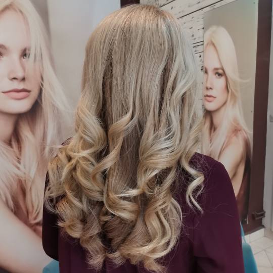 No 1 #novisad Feniranje i stilizovanje Feniranje - duga kosa Feniram je četkom na talase,lokne