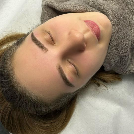 AmiSo Beauty Studio #novisad Obrve Korekcija obrva voskom / pincetom + farbanje obrva