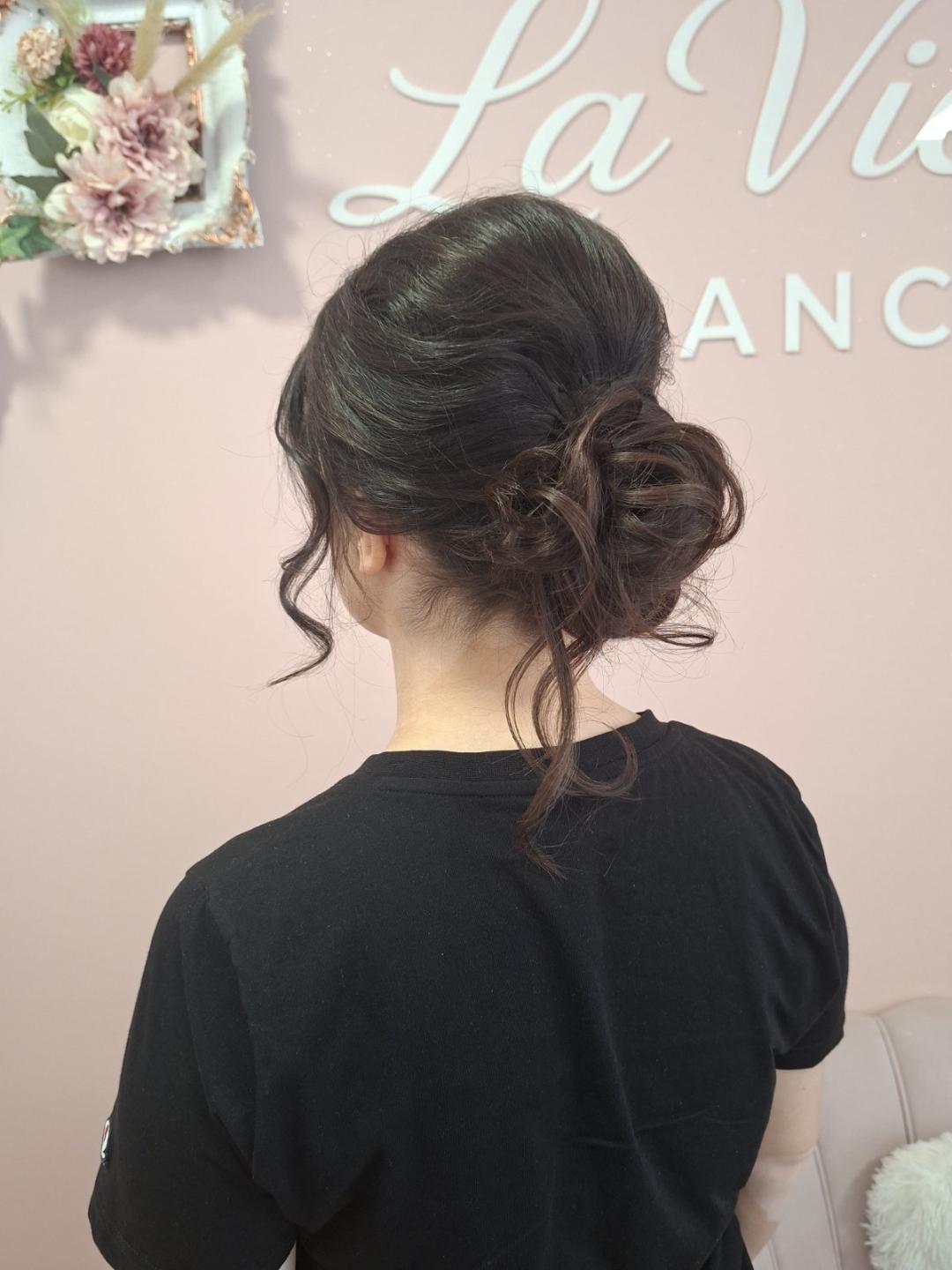 Svečana frizura lokne - punđa + lokne - La Vie Elegance, Niš Svečane i frizure za svadbu Frizerski saloni Svečane i frizure za svadbu, Niš, Medijana