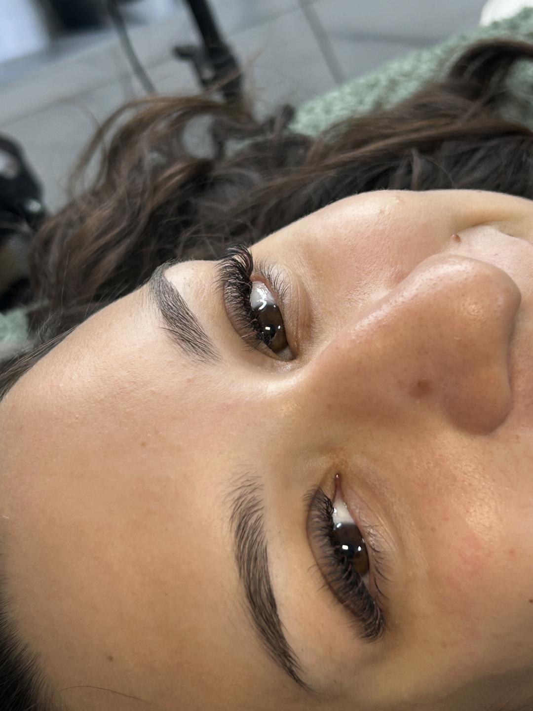 Nadogradnja svilenih trepavica mini volumen - 3D / 4D - Beauty Code by Nela, Novi Sad Brow lift / laminacija obrva Lice Brow lift / laminacija obrva, Novi Sad, Telep, Adice, Bistrica