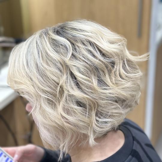 Diana Body & Hair Studio #beograd Feniranje i stilizovanje Feniranje na talase - kosa srednje dužin