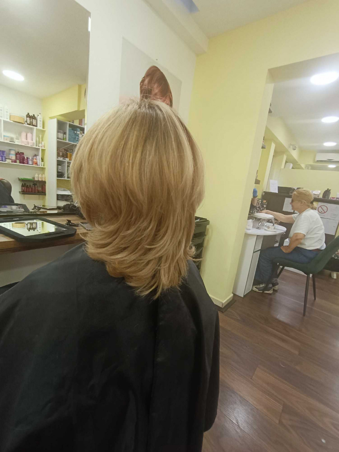 Studio lepote Krin #beograd Žensko šišanje Žensko šišanje + feniranje ravno - kosa srednje dužine