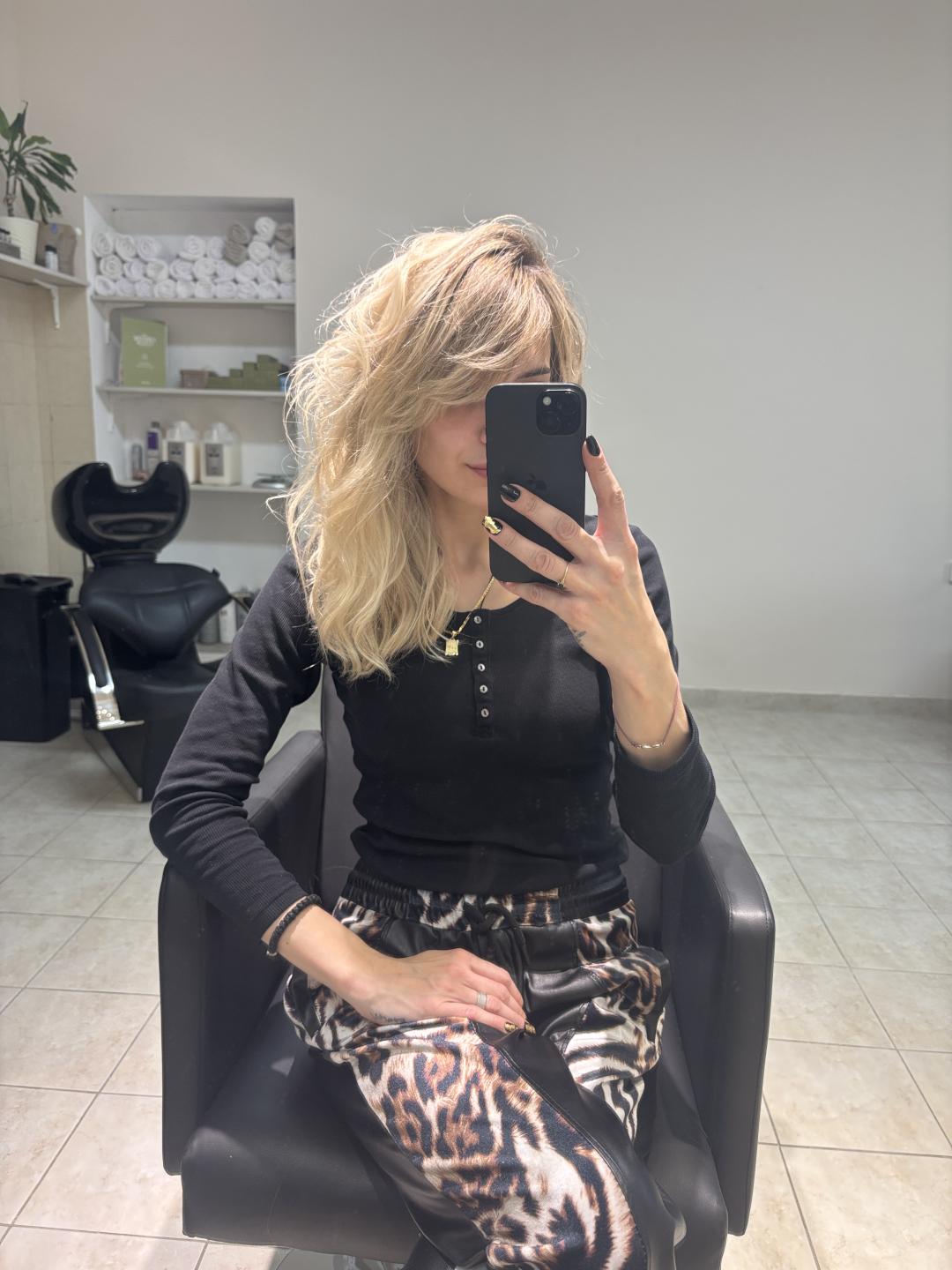 Feniranje na talase - kosa srednje dužine - Atelier Kat, Beograd Feniranje i stilizovanje Frizerski saloni Feniranje i stilizovanje, Beograd, Mirijevo