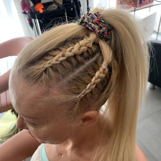 Beauty Industry Women1 #beograd Pletenice, kike, punđe Pletenica sitna - jedna