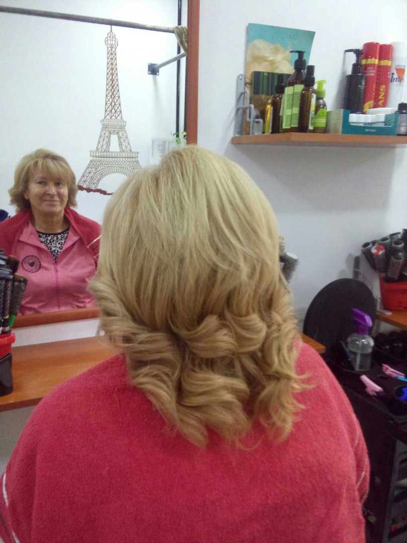 Feniranje na ravno - duga kosa (do50cm,do lopatica) - Moment, Beograd Feniranje i stilizovanje Frizerski saloni Feniranje i stilizovanje, Beograd, Vračar, Čubura, Crveni krst