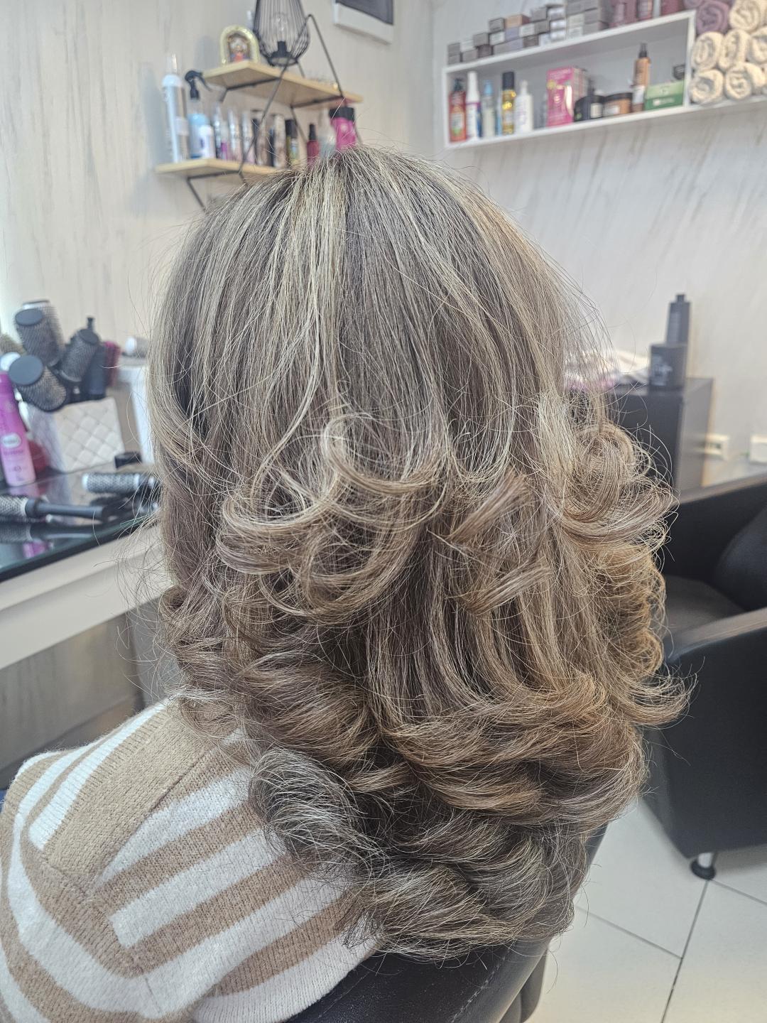 Studio Slavica - Cale #krusevac Feniranje i stilizovanje Feniranje na lokne srednja duzina kose