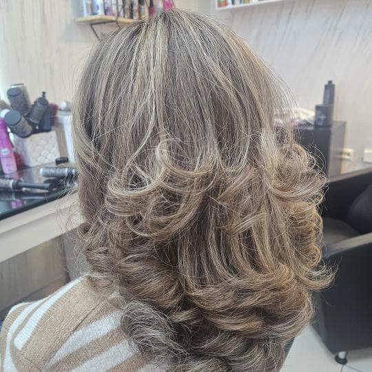 Studio Slavica - Cale #krusevac Feniranje i stilizovanje Feniranje na lokne srednja duzina kose