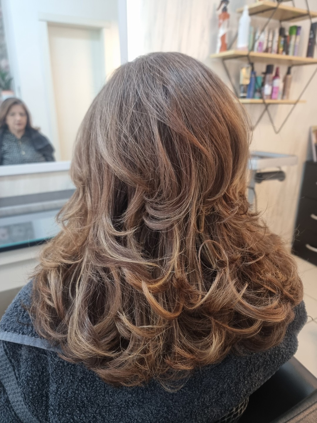 Feniranje na talase - kosa srednje dužine - Studio Slavica - Cale, Kruševac Feniranje i stilizovanje Frizerski saloni Feniranje i stilizovanje, Kruševac, Centar