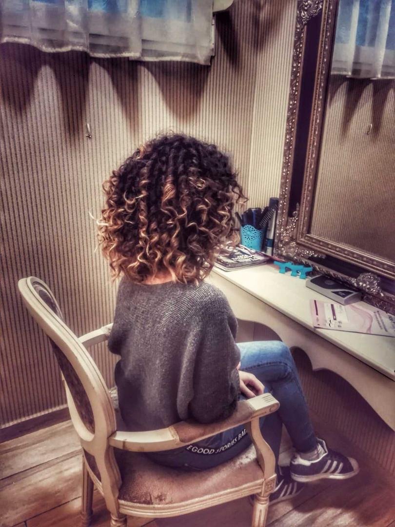 Bibi beauty centar #beograd Uvijanje, lokne i talasi Afro lokne - kosa srednje dužine